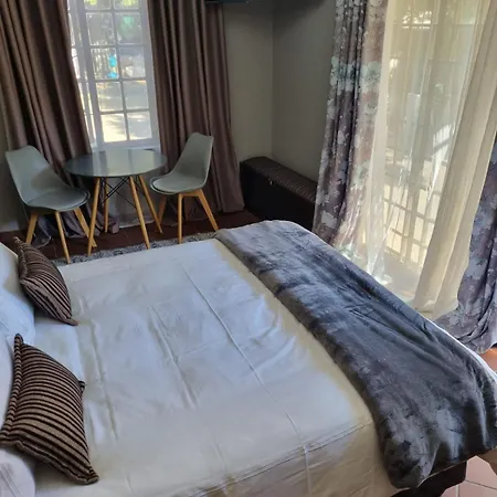 Lady Smith Self Catering Units Appartement Bloemfontein Buitenkant foto